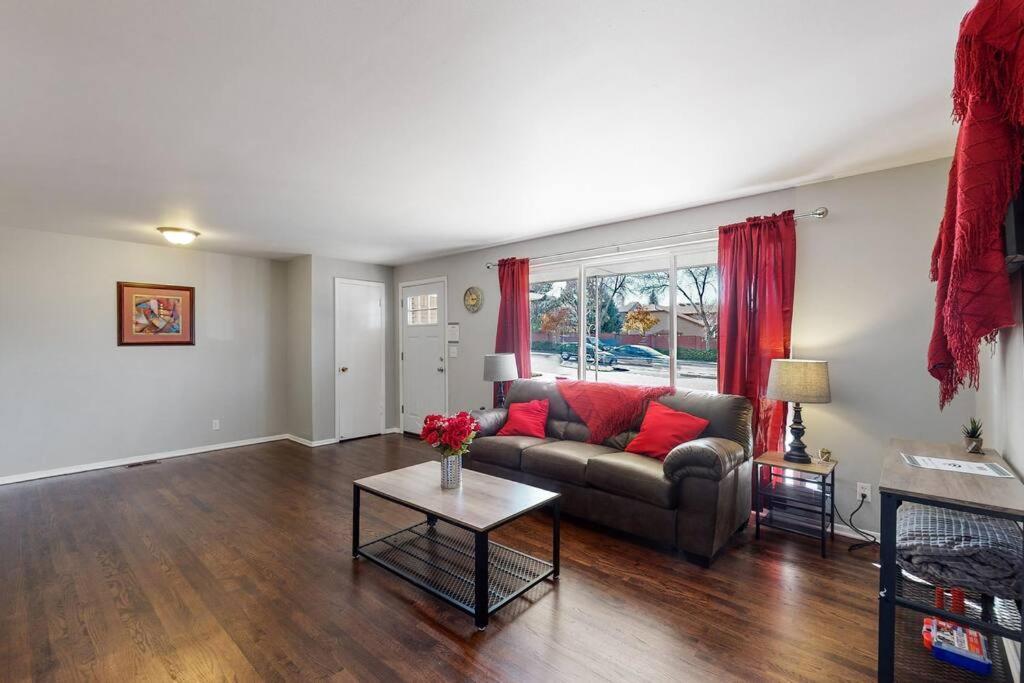 Large Remodeled Home With 5 Bedrooms 4 King Bed Centennial Eksteriør bilde